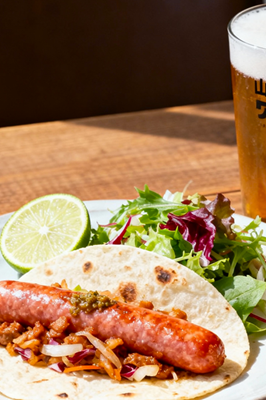 ソーセージタコスの盛り付け例